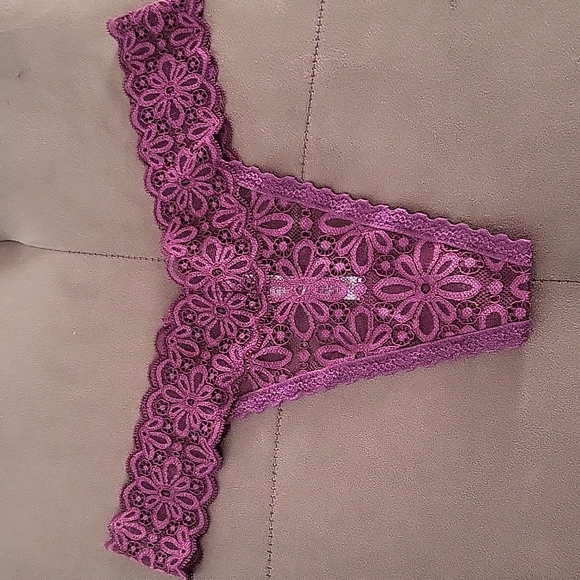 Victoria's Secret panty thong Medium coral color - Picture 3 of 3